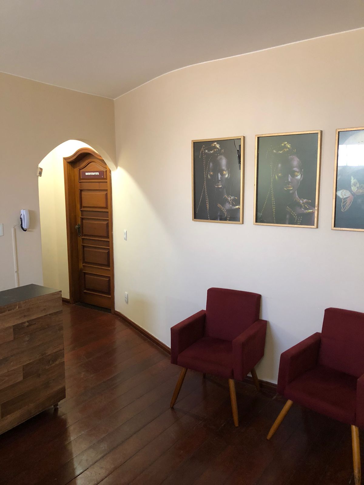 Sala de espera da Estilo Laser em Taguatinga, com poltronas e piso de madeira