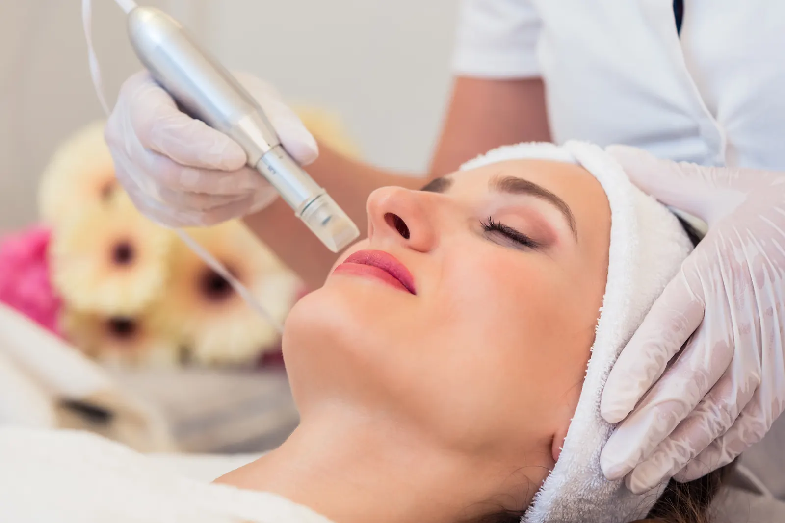 Profissional aplicando procedimento estético facial em sala de atendimento da Estilo Laser, em Taguatinga
